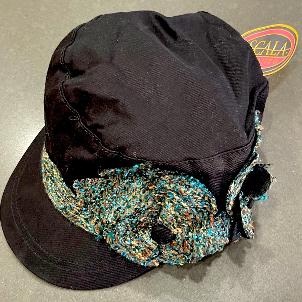 LADIES HAT by SCALA PRONTO. Beautiful knit flowers & Hatband. Elastic back.